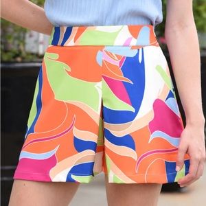 Be Bold Women’s Multi colored short/shirt size Large